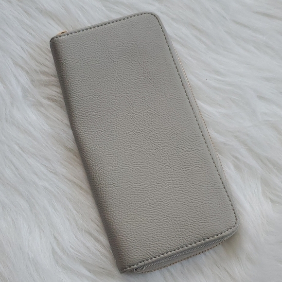 𝅺Gray Pebbled Vegan Leather Wallet - Picture 1 of 3